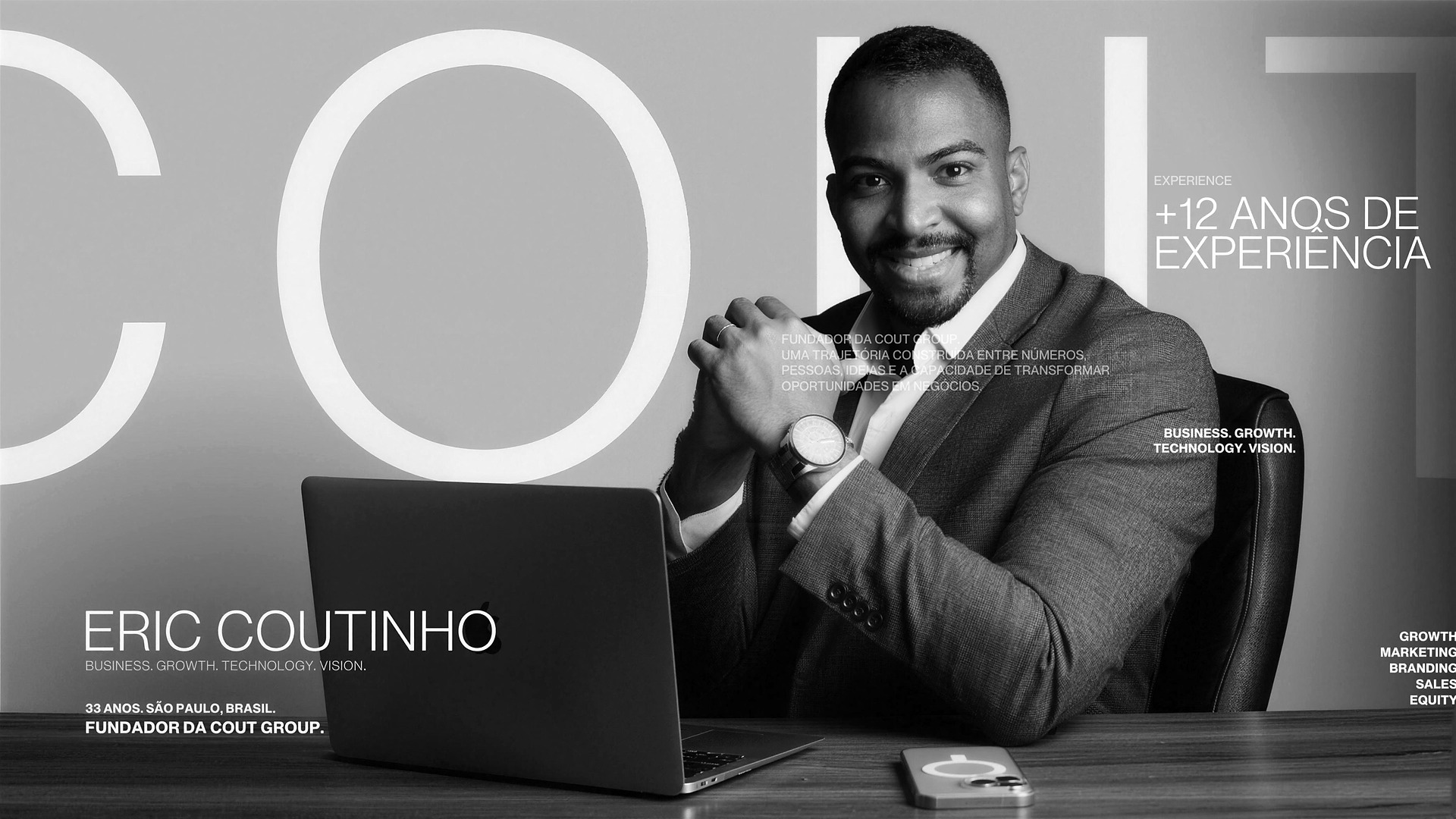 Capa: Eric Coutinho, de terno, sentado à mesa com um notebook, sobre o letreiro COUT.